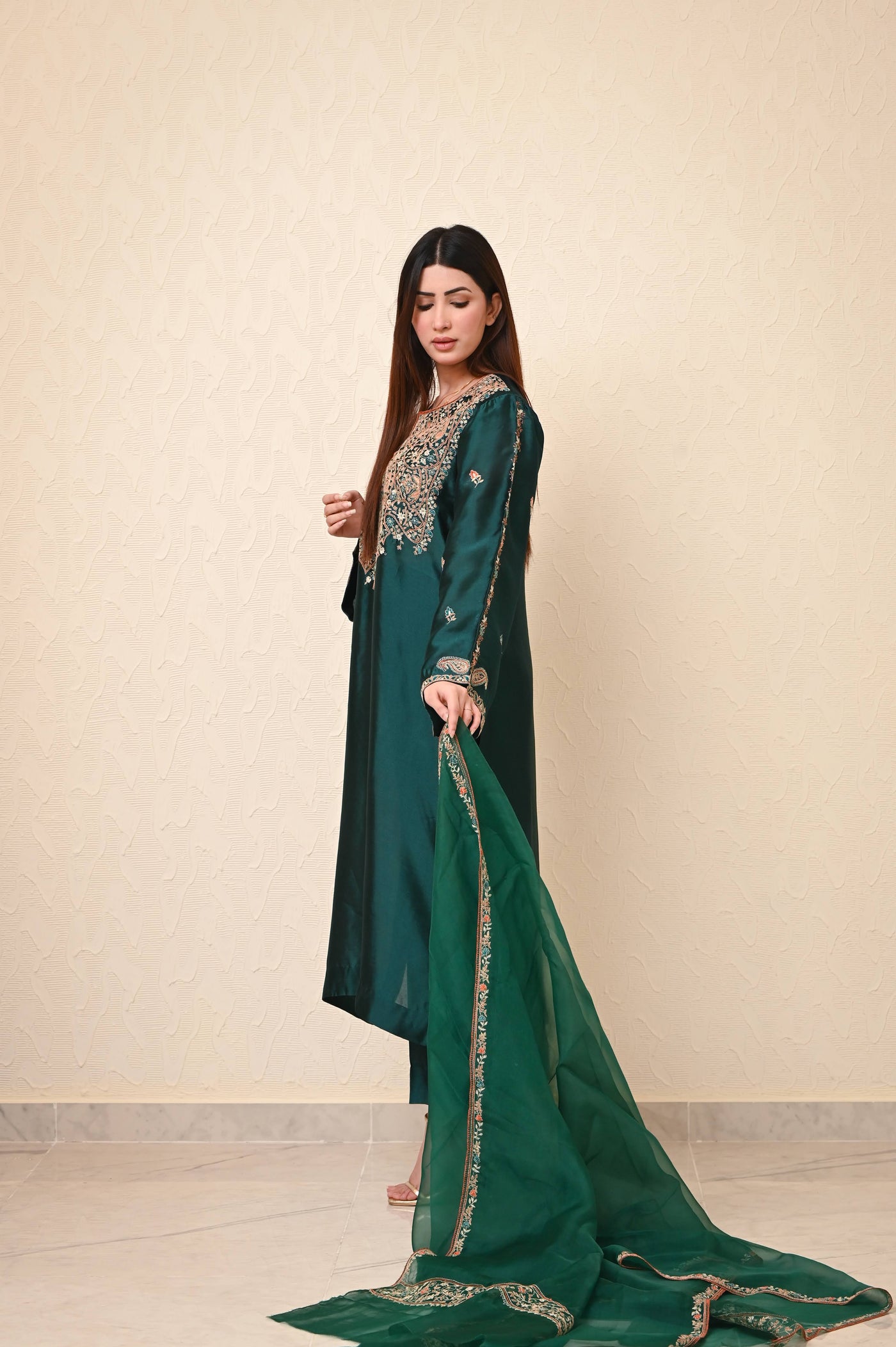 Beautiful Heavy Kashmiri Work 3-Piece Set in Shesha Silk with Pure Organza Dupatta